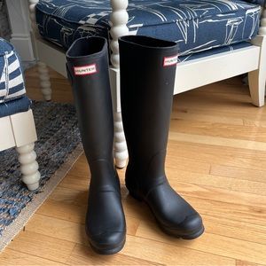 tall black matte hunter rainboots with inserts